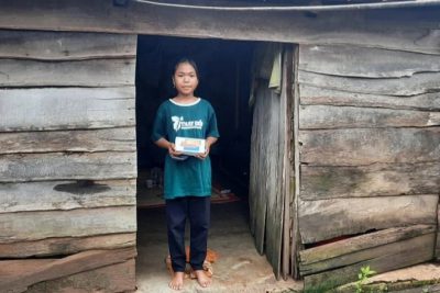  Cầm trên tay chiếc điện thoại “trong mơ” mà thầy cô giáo trao tặng, cô nữ sinh lớp 8 người dân tộc Ê đê H’Mit Knul reo lên vì sung sướng, khi từ nay em đã thiết bị học trực tuyến.